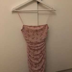 Klänning - Klänning oanvänd och lappen är kvar. Från Nelly 