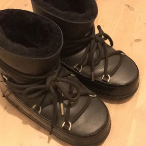 Glansiga Inuikii - Ett par superfina glansiga inuikiis i storlek 38! Köpta på NK 2020, de är sparsamt använda och är i jättefint skick. De är så varma och passar perfekt nu till vintern. 💕 Nypris 2999kr. Kontakta mig om du har några frågor 💓  