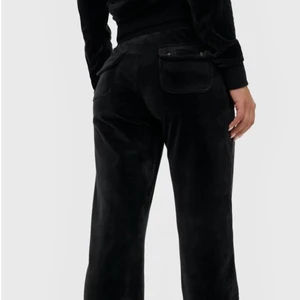 Juicy couture byxor strl S - Juicy byxor, beställde hem de nyligen, men byxorna satt för tajta, praktiskt sett som nya använt de en gång under en kort stund❤️ kan sänka pris för frakt! De är storlek M men sitter som ett S.