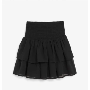 Volangkjol - Säljer min superfina svarta volangkjol. Skitsnygg att matcha tex strumpbyxor och uggs. Köparen betalar frakten, kan även mötas upp. 