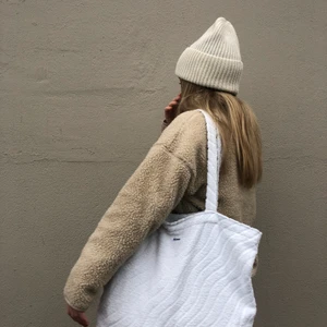 Handgjord tote bag - Handgjord tote bag. Sydd från second hand tyg🤍🤍🤍finns även på bernh.se och instagram @bernhbernh 38x36x11cm