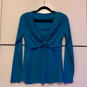 Blå tröja - En blå figursydd tröja ifrån Katrin, köpt i Belgrad. Sitter super snyggt runt bysten. HALVA PRISET PÅ FRAKTEN 
