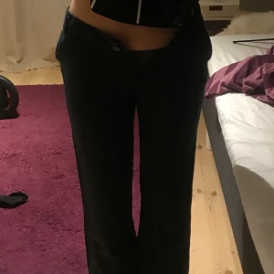 Linnebyxor - Såå fina svarta linnebyxor, lågmidjade, sitter lite tight på mig så säljer dem, jag är 173 cm och de är jättebra i längden. Använda fåtal gånger fint skick💞