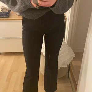 Kostymbyxor  - Säljer ett par av mina finaste byxor eftersom att jag växt ur de, har inte hunnit använda de så mycket med tanke på att jag köpte de för ett halvt år sedan och de vart ej använda under sommaren, men de passar inte eftersom att jag gått upp i storlek och måste därför sälja de nu :( de har inte defekter och är precis som nya💕 budgivning startas om det finns fler vid intresse. Buda med minst 10 kr mellanrum