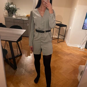 Grön längre blus/skjorta  - Jätte fin härligt grön blus, passar till skärp, snyggt med skinnbyxor och boots med. 