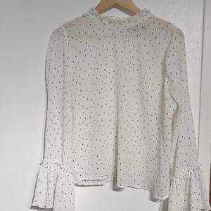 sheer-topp - en sheer-topp med prickar. Fint skick. Stl M