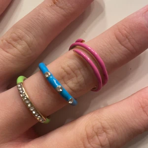 Ringar  - På första bilden kostar ringarna 10kr styck. På andra bilden kostar ringarna 7kr styck. På sista bilden kostar ringarna 5kr styck. Dem färgglada ringarna är i storlek S/M. Den silvriga och guldiga ringen är i storlek S