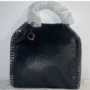 TINY Stella McCartney väska - Intressekoll på min TINY falabella Stella Mccarney väska som är helt ny! Osäker om jag vill behålla den. Kvitto och dustbag medföljer. 