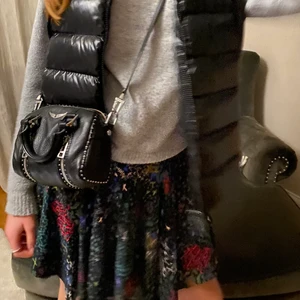 Zadig Kjol - Tänkte sälja min fina Zadig Voiltaire kjol! Kjolen köptes i vintras men är i bra skick, har bara använt kjolen max två gånger då den inte kommit till användning. Kjolen är super fin och sitter jättebra på! Kjolen är för tolv år men passar mig som är XS/S. Kommer tyvärr inte ihåg vad kjolen kostade men tror att det var runt 900 kr. Säljer därför för 600 men priset kan diskuteras.Köpt är köpt och står inte för Postnords slarv!💗