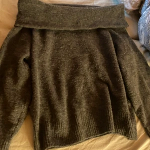 Off-shoulder - Säljer denna off-shoulder tröjan då den inte är rintigt min stil.