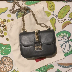 Valentino glam lock bag - Säljer min jättesnygga valentino glamlock bag, köpt från vestiare collective! Jättebra skick utan större defekter, dustbag ingår. Det pris som står i annonsen är det som gäller! ;) 