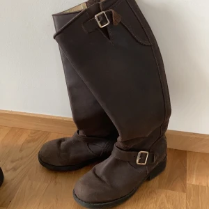 Johnny Bulls stl 38 - Johnny Bulls i stl 38. Använda men i fint skick. 450kr + frakt