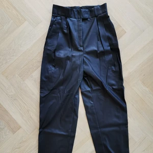 Byxor läderimitation - Svarta byxor i läderimitation från H&M. Nyskick. Storlek 36. Köparen står för frakten, kan även hämtas i Malmö! 