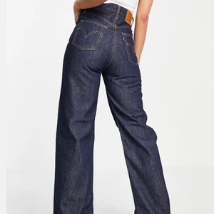 Levi’s ribcage wide leg jeans - Sååå snygga och höstiga jeans i från Levi’s. Mörkblå med kontrastsömmar. Modellen heter Levi’s ribcage wide leg jeans. Storlek 26 men lite små i storleken. Längd 32 kan mäta innerbenslängd om det önskas! Köpta för 1395kr förra hösten men aldrig använd. Alla lappar sitter kvar! Köp direkt för 400kr