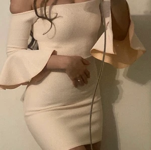 MISSGUIDED  - Säljer min underbara klänning från Missguided. Hittar tyvärr inte den i hemsidan men har för mig att den kostade 700-800kr! Inga fel med den överhuvudtaget! Storlek UK 6, EU 34 (passar mig som är 36), US 2 och AUS 6 💓