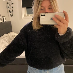 Svart Teddy hoodie - En svart Teddy hoodie från boohoo. Hoodien är i storlek S men är väldigt oversize. Super mysig att ha både hemma eller ute. Köparen står för eventuell frakt ☺️