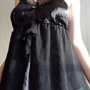Svart topp med söta detaljer - Jättefint linne, säljer då det inte kommer till användning. Frakt tillkommer alltså pris+frakt. Skriv om du har frågor💕 