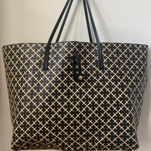 Marlene Birger väska - Fin Marlene Birger väska som rymmer mycket! Lite slitage på vissa ställen annars i fint skick (syns på bilderna) 💕