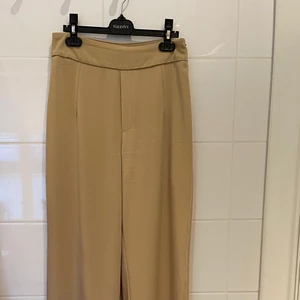 Kostym byxor bikbok - Ett par raka kostym byxor från bikbok. I storlek 36. Dom har väldigt fin passform. Inga hål eller fläckar. Säljer för att jag har vuxit ur dom 