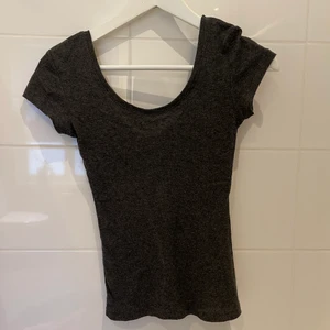 Hm tshirt  - En ganska urringad tshirt. Ca storlek 36 (har klippt bort lappen) inga fläckar eller hål 