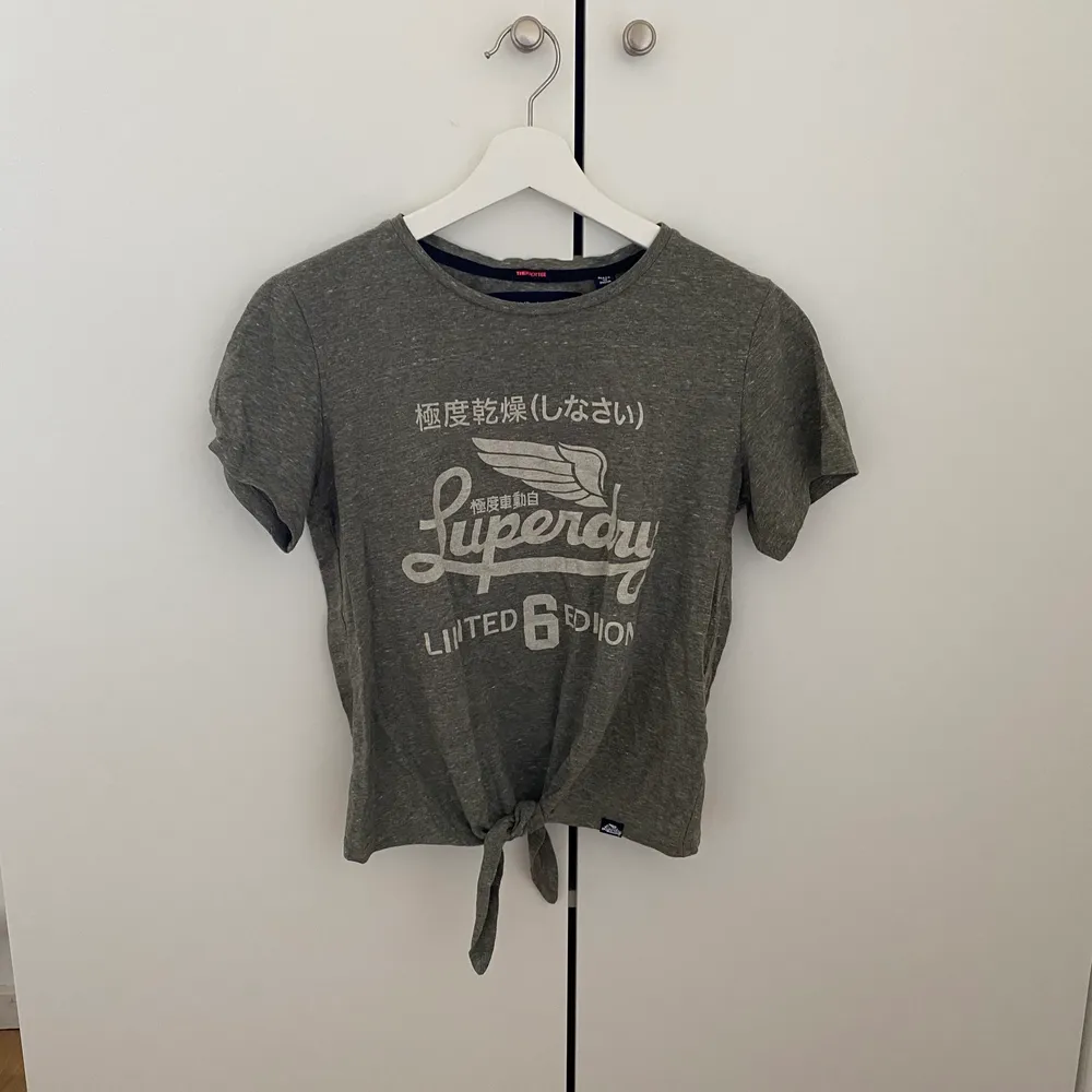 Grön tröja från super dry, storlek s, bra kvalitet. Säljer till första som skriver. (100kr+frakt).( skriv vid fler bilder) . Yläosat.