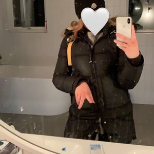 PARAJUMPER LONGBEAR XXS - Säljer världens finaste parajumper pga att jag har en ny vinterjacka. Köpt förra vintern och köpte även pälsen som är på separat och satte på. Den har en extremt stor och fluffig päls (värd 4499kr) och jackan är jätte väl behandlad. Den har kemtvättas 1 gång efter förra vintern innan den hamna i garderoben under sommaren och hösten. Kommer från rök och djurfritt hem och jag har tagit väl hand om jackan. Eftersom att jag köpte även pälsen extra därför priset! Kan gå ner i pris vid snabbaffär !