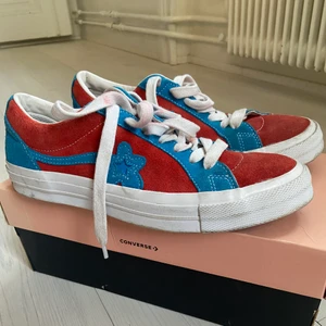 tyler the creator golf le fleur skor  - Golf le fleur mocha skor i färgen spiderman. Skitsnygga och sparsamt använda. Eftersom dom är röd mocha så har de vita snörerna blivit lite missfärgade och även lite av insidan, 7/10. Allt OG kvar (extra snören, lådan, såsen)