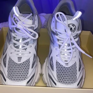 AXEL ARIGATO Marathon Runner, STRL 39 - Använda fåtal gånger och ser fortfarande nya ut. Färg ”White/Silver”. Storlek 39. Axel Arigato låda och tygpåse medföljer. NYPRIS: 2400  Kan gå ner i pris vid snabb affär