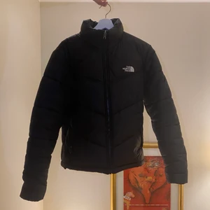 The North Face vinterjacka ”Saikuru” - Säljer min The North Face vinter jacka i modellen "Saikuru" pga att jag inte gillade hur den satt på mig.   Ny ligger på 2500kr på thenorthface.se  Jackan har inga defekter eller smuts, väldigt sparsamt använd och har tagit väl hand om den, samma skick som ny helt enkelt!  Äkta såklart.  Pris går att diskuteras :)