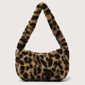 Leopard Väska - Säljer nu denna superfina leopard väskan då jag har för många väskor och den inte kommer till användning. Liknar väskan på de två första bilderna, sista är min egen. Supersnygg och passar till allt!