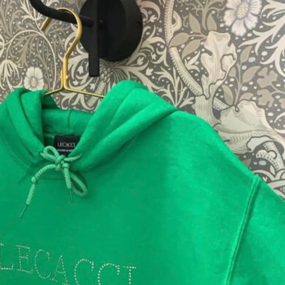 Säljer min lecacci tröja då den inte kommer till användning. Den är slut på hemsidan! Nypris 700. Använd ca 2 ggr, så nyskick! Bilder lånade från hemsidan. Tröjor & Koftor.