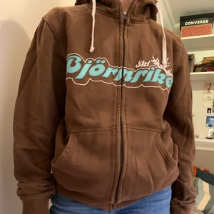 Brun zipup  - Så fin zipup i härlig brun färg! Perfekt nu till höst och vinter. Storlek xs men passar även s bra. Helt defektfri, Frakt tillkommer! Kan också mötas på Odenplan✨
