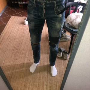 Daquared2 jeans - Äkta dsqured2 jeans i storlek 48, jag på bilden är 192cm och sitter väldigt bra på mig, original tags medföljer!