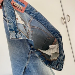 Raka acne jeans, ljus tvätt - Riktigt snygga acne jeans raka i ljus tvätt, supersköna. Storlek 34. 900:- ev frakt, kan mötas upp borås Landvetter Mölnlycke, 