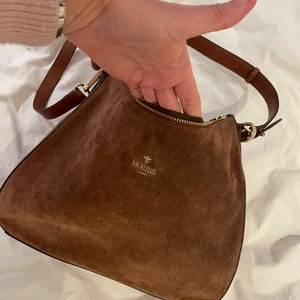 Morris handväska mocka  - Som ny. Använd två gånger. Mocka och skinn. 