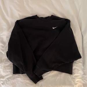 Nike sweatshirt cropped/oversized passform. Storlek L. Rök- och djurfritt hem.  