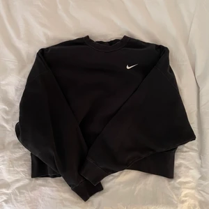 Nike Sweatshirt Svart Swoosh  - Nike sweatshirt cropped/oversized passform. Storlek L. Rök- och djurfritt hem.  