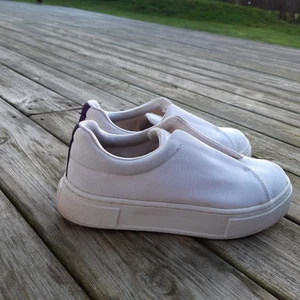 Vita Eytys  - Säljer mina vita Eytys i storlek 37 då dom tyvärr är förstora för mig💜 Dom är i väldigt bra skick och det ser helt nya ut, då jag bara har använt dom 3 gånger😊💜 