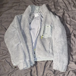 Teddyjacka från bershka  - Teddy jacka i färgen grå. Använde ett bra tag förra vintern pga att den är så varm och skön men nu har jag fått ny vinterjacka så tänkte ge bort den så att den kan komma till användning, väldigt bra skick (inga hål eller liknande). Storlek S men är ganska stor för ett S som man ser i bilden. 