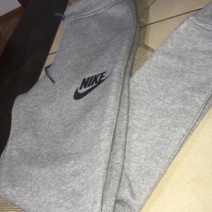 NIKE byxor - Säljer de här gråa Nike byxorna i Strl XS men passar oxå S. Använda typ 3 ggr men är som nya.