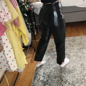 latex-imitation byxor - endast använda ett fåtal gånger, har klippt av lappen men passar mig som brukar ha S/M