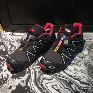 Salomon Speed Cross 2 - Vinter löparskor i modellen Salomon Speed Cross 2 i stl 42 2/3 i mycket bra skick! OBS ingen innersula. Vid intresse kan fler bilder skickas. 