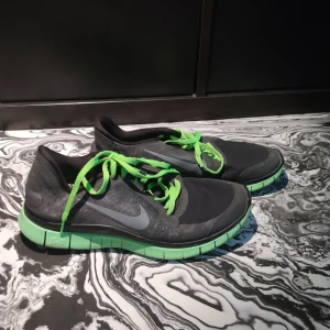Nike - Lätta, träningsskor från Nike i stl 43. Reflexmaterial, se bild 3. 