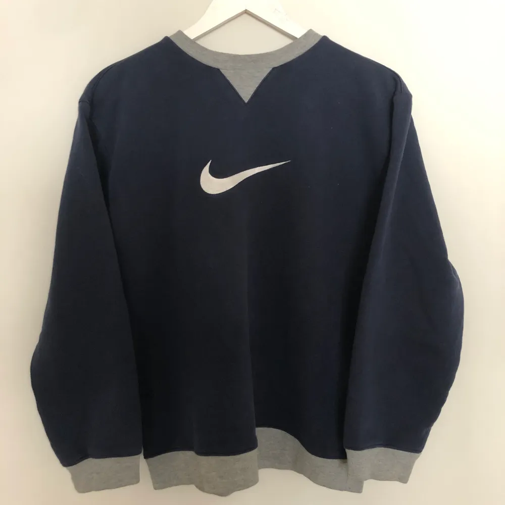 En fin sweatshirt från Nike. Säljer den direkt för 400kr så det är bara att skriva. Har inga fläckar och är i väldigt bra skick. Storlek Large. Tröjor & Koftor.