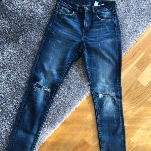 Aldrig använda dam jeans 🌿 -  •Storlek 28/30 •Högmidja, skinny passform •Pris: 100 kr 🚫Djurfritt och rökfritt hem 📍Kan mötes upp i Mölnlycke 📬Kan skickas mot fraktkostnad 