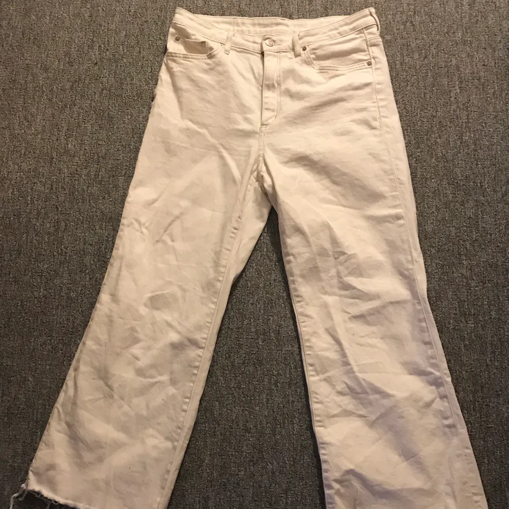 Säljer ett par vita jeans från HM. Fint skick, endast använda ett par gånger då det är fel modell för mig. Storlek 40, vida ben. Sömmarna är beigea, snygg detalj. 150 kr + frakt. 🤍 (första bilden är lånad från h&m:s hemsida). Jeans & Byxor.
