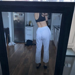 Linnebyxor strl XS-M - Snygga linnebyxor som jag köpt på Bali.Tyvärr aldrig kommit till användning för mig, så dom är oanvända! Skulle säga att de passar en xs-m beroende på hur man vill att de sitter! Frakten ingår ej💚