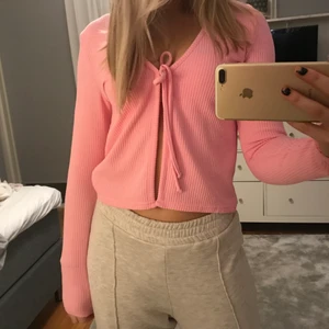 Kofta - Så fin tröja, använt fåtal gånger! Så fin att ha när man är brun! Jag är 1,70 har storlek M passar både mindre och lite större!