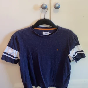 Farah T-shirt mörkblå - Slime mörk blå t-shirt storlek när Lars men jag har Medium Och kan ha den nypris kostar den väl runt fem 600 kr och jag säljer den för 150 Kan frakta sin gäller i hela Sverige pris kan diskuteras vid snabb affär finns i Linköping och Instagram