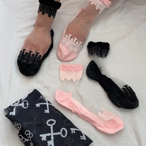 Strumpor + scarf  - Superfina strumpor som är genomskinlig trendigt med klackar, rosa striumporna har aldrig använda men svarta är använda 1 gång. Två par strupor + scarf för 22kr. Strumporna är storlek 36/37